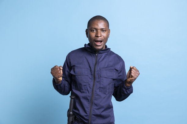 穿着制服的非裔美国经纪人在摄影棚里震惊了图片下载