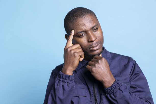 沉思的保安在想办法确保镜头前的幸福图片下载