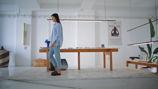 周末去设计店的女孩。专注的画廊老板走在空荡荡的大厅里图片下载