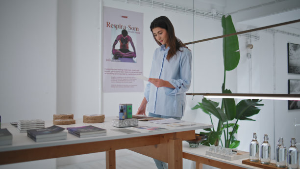 在水疗中心大堂等待检查物品的女士。周到的客户来瑜伽健身图片下载