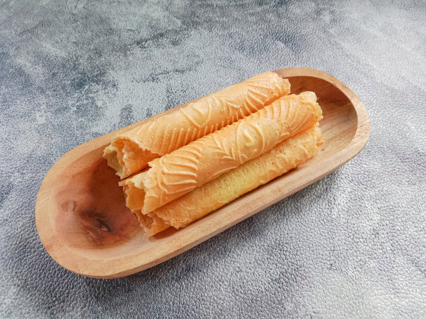 Kue semprong，亚洲蛋卷，sapit, sepit, Kue Belanda或kapit。印尼传统的威化点心，用铁模将蛋糊夹紧制成。图片下载