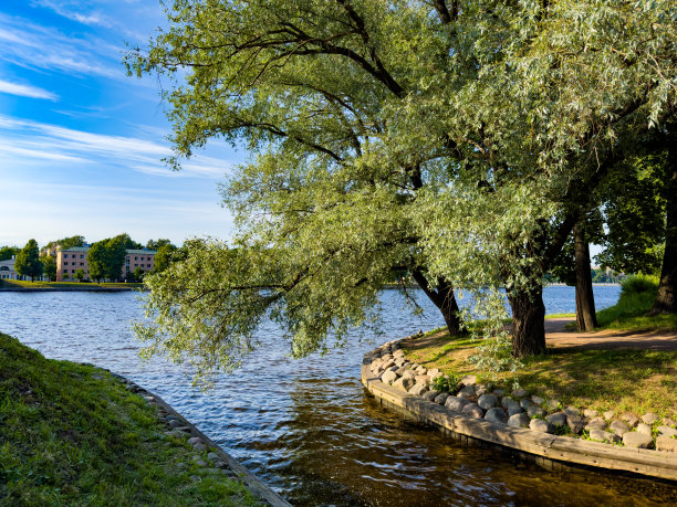 圣彼得堡宁静的河畔公园图片下载