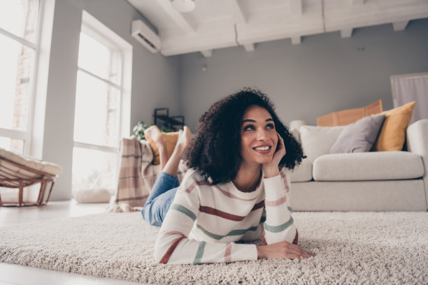 迷人的年轻女孩的照片肖像躺在地板上看起来梦幻的空空间穿着休闲的衣服舒适的日光家室内客厅图片下载