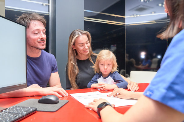 一家人带着孩子坐在牙医的办公室里，估算治疗费用图片下载