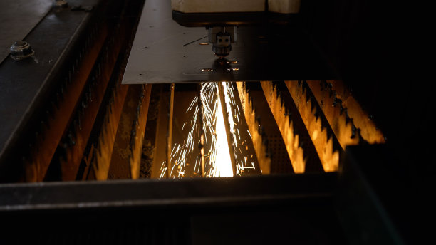 激光雕刻师在工厂工作。由CNC程序控制的机器人切割不锈钢。现代工业技术理念。焊接火花。激光机的特写，火花，特写。等离子火花特写。激光切割技术。图片下载