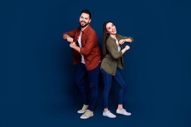 照片开朗妻子丈夫穿着时尚的衣服有乐趣庆祝销售孤立在深蓝色的背景图片下载