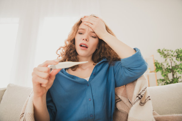 照片中快乐的年轻女孩抚摸额头高温蓝衬衫公寓房间灯房子平室内图片下载