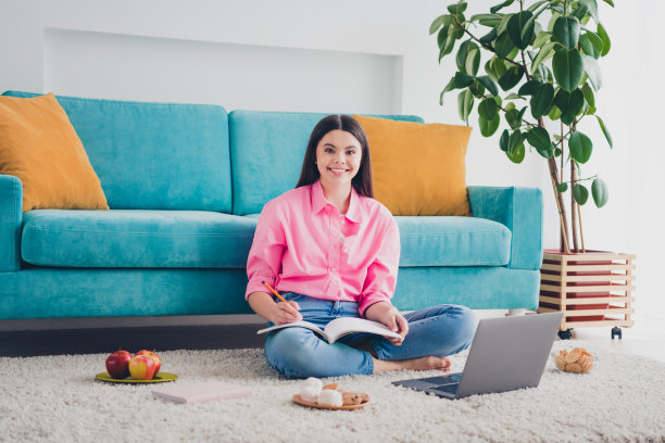 闪亮可爱的女孩穿着粉红色的衬衫休息做任务的照片现代小工具在室内的房子公寓房间图片下载