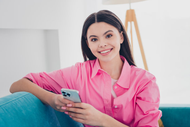 可爱甜美的女士穿着粉红色衬衫的照片放松在家打字instagram推特电报facebook室内房间家房子图片下载