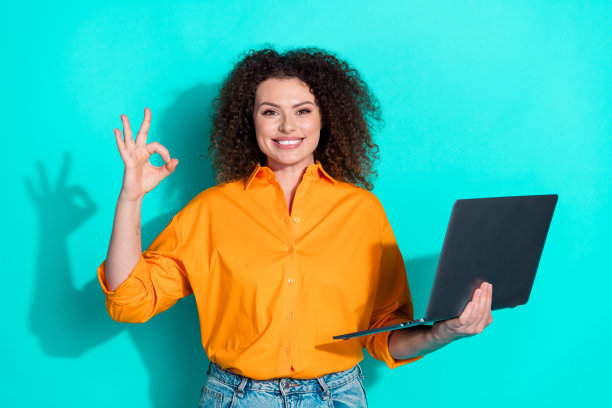 穿着橙色衬衫的粗心惊讶的女人的全尺寸照片俯视着蓝绿色背景上孤立的空间图片下载