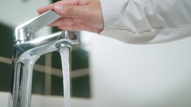 打开或关闭浴室水龙头。图片下载