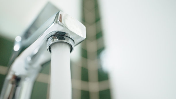 打开或关闭浴室水龙头。图片下载