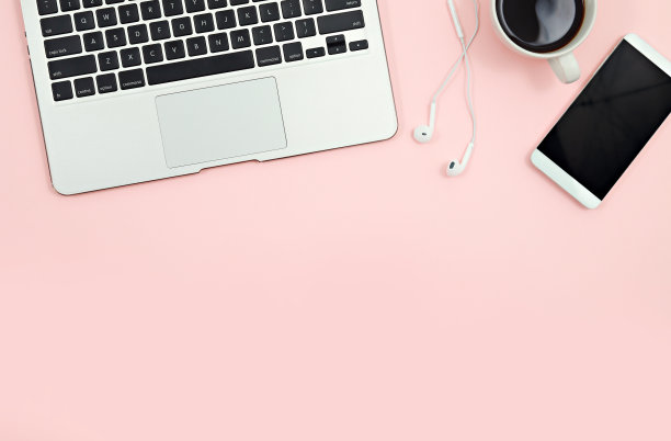 正上方的照片是笔记本电脑、手机和桌上的咖啡图片下载