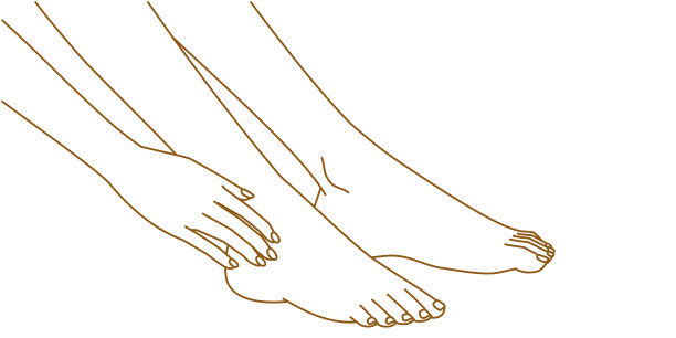 美女的脚:双手放在脚踝上的插图(侧面)图片下载