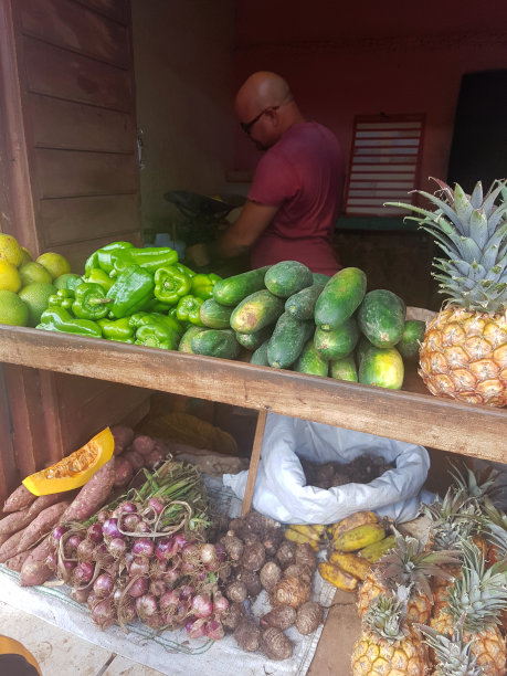 水果和蔬菜店与新鲜产品和销售人员图片下载