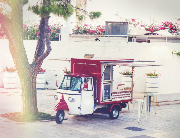 意大利奥斯图尼历史中心街道上的Piaggio Ape酒吧图片下载