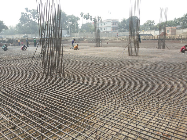 2024年7月25日，孟加拉国达卡。这张照片显示了一个建筑工地，一块水泥板被铺设在金属棒网格上。图片下载