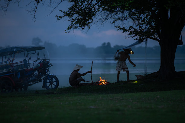 当地渔民在树下准备渔网捕捉湖中的鱼图片下载