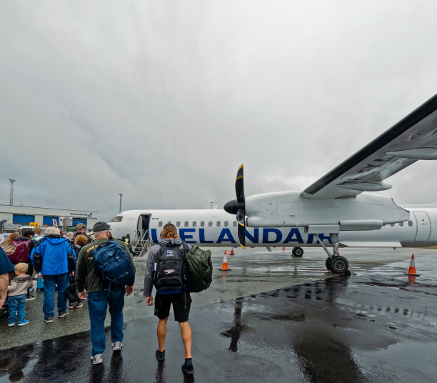 游客在冰岛登机图片下载