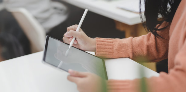 女性在办公桌上使用数码平板电脑的照片图片下载