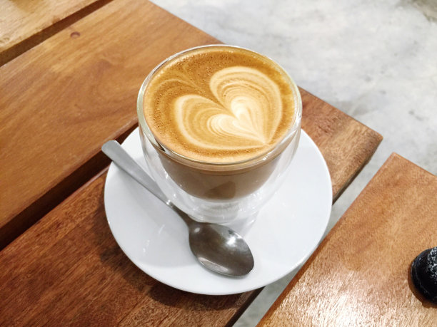 木桌上用勺子盛咖啡的高角度照片图片下载