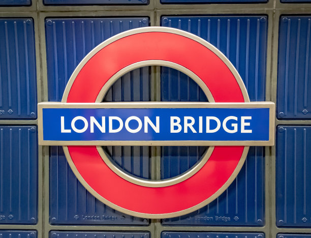 伦敦公共地铁车站标志设计。晚上在英国伦敦的伦敦桥站拍摄的照片图片下载