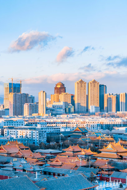 中国内蒙古呼和浩特大召寺和城市天际线的高角度黄昏景观图片下载