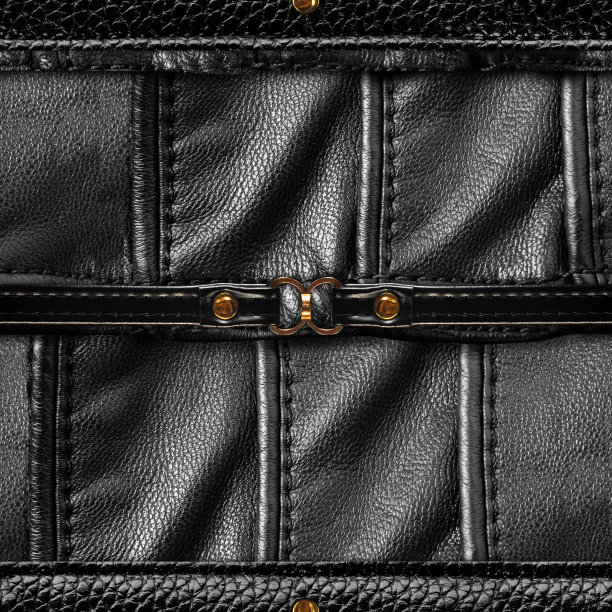 无缝4k照片纹理黑色抛光皮革分层表面与皮带和金色铆钉和线束。图片下载