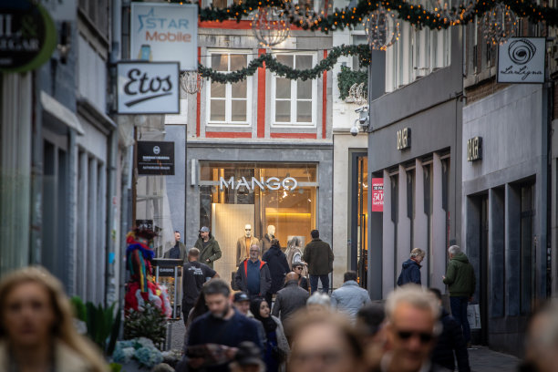 荷兰马斯特里赫特商业街Spilstraat的人群全景图，展示了人们购物和散步，反映了马斯特里赫特的经济和生活。图片下载