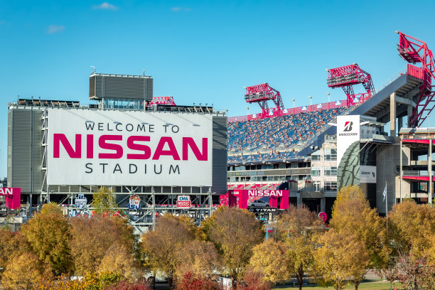 纳什维尔尼桑体育足球场被秋天的树叶包围。田纳西州泰坦队的主场图片下载