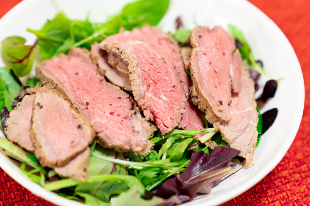一张美味烤牛肉的照片。图片下载
