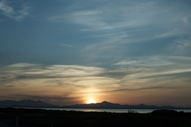 海滨城市美丽的晨光和日出图片下载