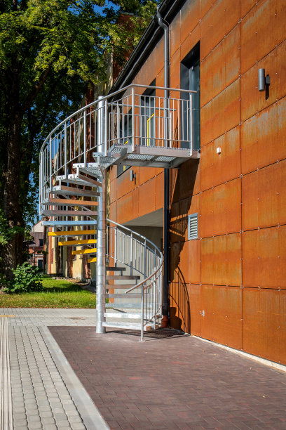 圆形螺旋楼梯和现代设计的建筑使用饰面板与铁锈图案图片下载