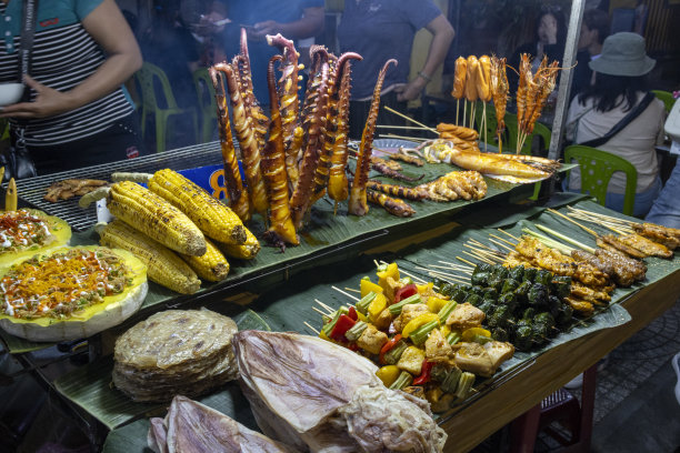 在夜市卖街头小吃的越南小贩图片下载