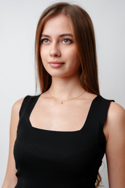棕色长发的年轻女子穿着黑色背心图片下载