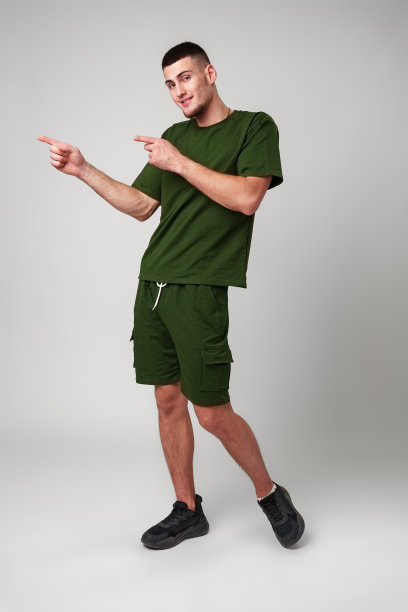 穿绿色t恤的年轻人指着一边图片下载