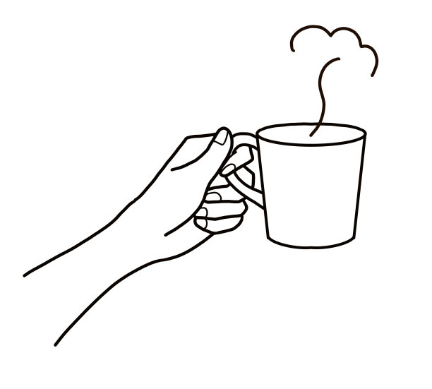 一个女人往杯子里倒咖啡的手图片下载