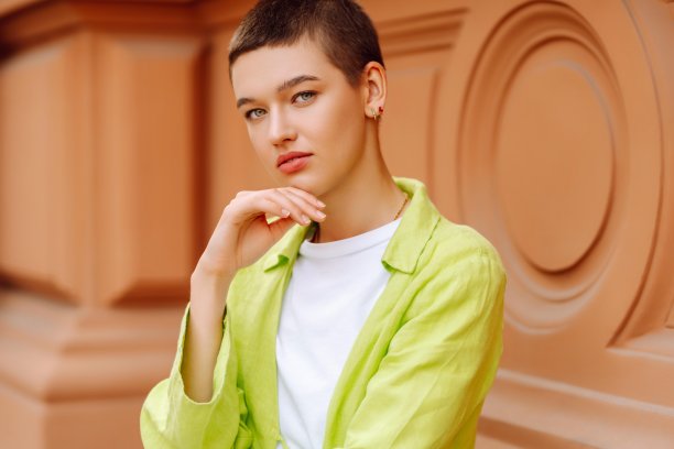 快乐的漂亮短发女人走在外面。图片下载