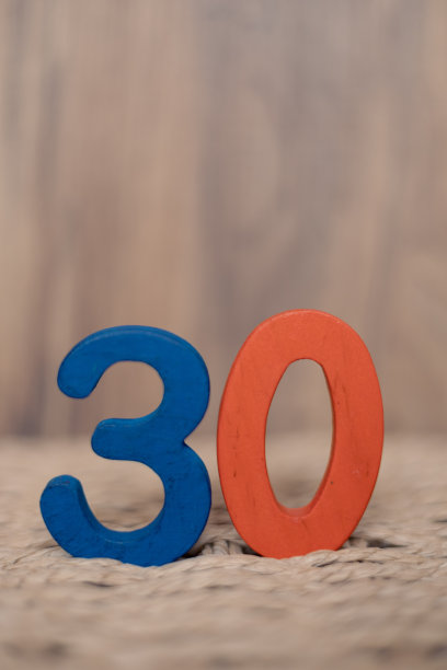 在米色模糊背景上的30号特写木雕图片下载