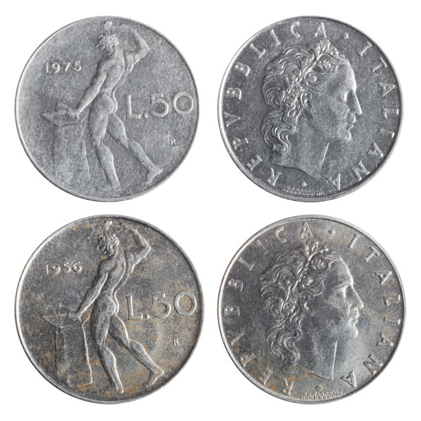孤立的照片50意大利1956年和1975年生活硬币在白底。图片下载