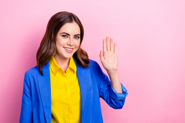 年轻迷人的人力资源经理的照片，女商人穿着蓝色夹克，举起手掌五数字快速数学数量孤立在柔和的粉红色背景图片下载