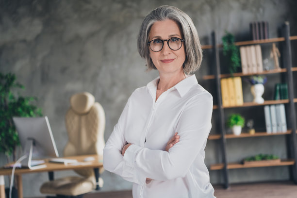 照片的聪明的积极自信的人抱臂宽敞的现代商务中心室内图片下载