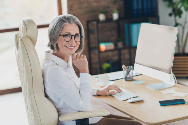 微笑自信的女律师穿着白衬衫，在工作站车间内交流现代小工具的照片图片下载
