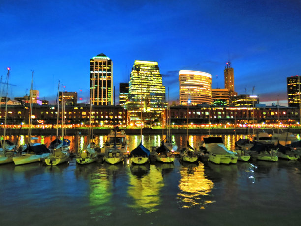 布宜诺斯艾利斯马德罗港的夜景。图片下载