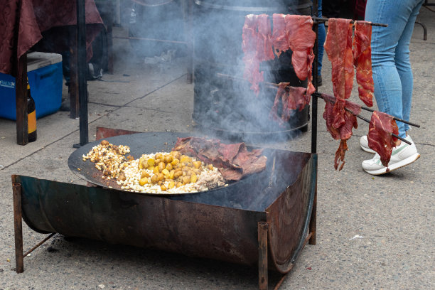 熏肉、玉米和土豆。厄瓜多尔街头小吃图片下载
