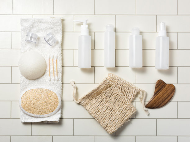 紧凑型洗漱化妆品在白色浴室瓷砖图片下载