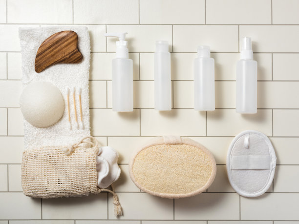 紧凑型洗漱化妆品在白色浴室瓷砖图片下载