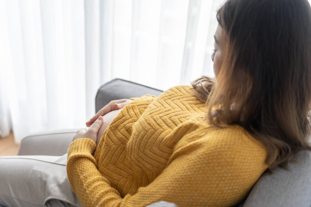 怀孕的亚洲妇女双手放在肚子上抚摸她的孩子，关心她的健康美丽快乐怀孕womanÂ温柔的心情怀孕照片图片下载