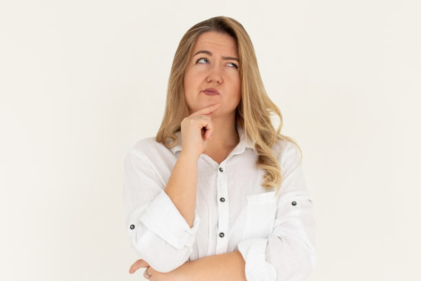 特写照片惊人的女士仰望空旷的空间，深入思考创造性的人手臂在下巴上穿白色衬衫孤立的白色背景图片下载