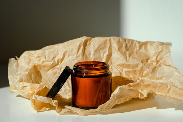 玻璃罐在皱巴巴的羊皮纸关闭图片下载